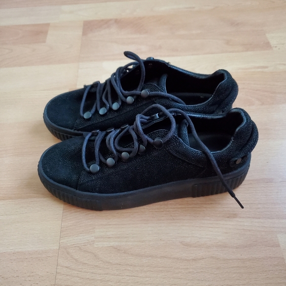 Shoes - Picture 2 of 4